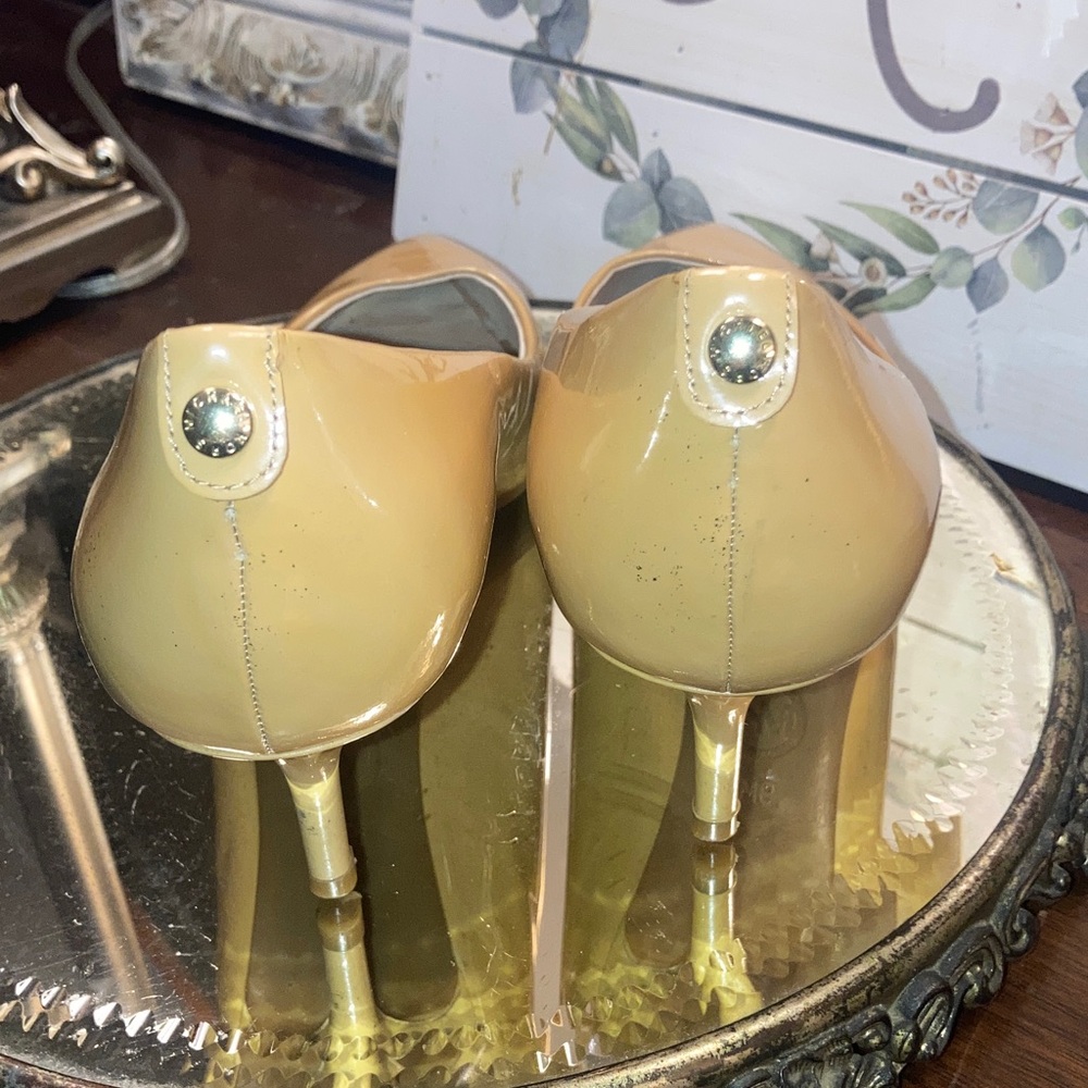 Genuine Michael Kors Beige Patent Leather Pointed-Toe Kitten Heels - Picture 6 of 15